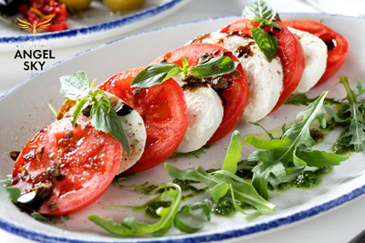 Салат Капрезе с помидорами и сыром моцарелла.