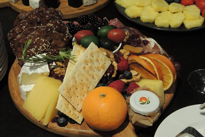 Сырная тарелка с ягодами и фруктами.