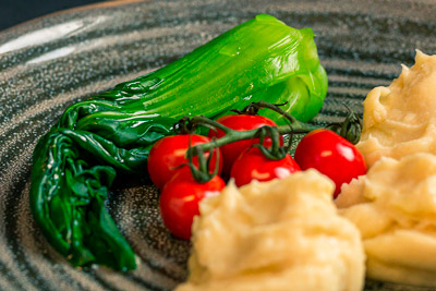 Картофель-пюре, томаты черри и зелень с оливковым маслом.