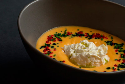 Суп из тыквы на кокосовом молоке с разноцветным пармезаном.